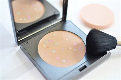 How to Choose the Right Brush for Applying Magid Powder Makeup